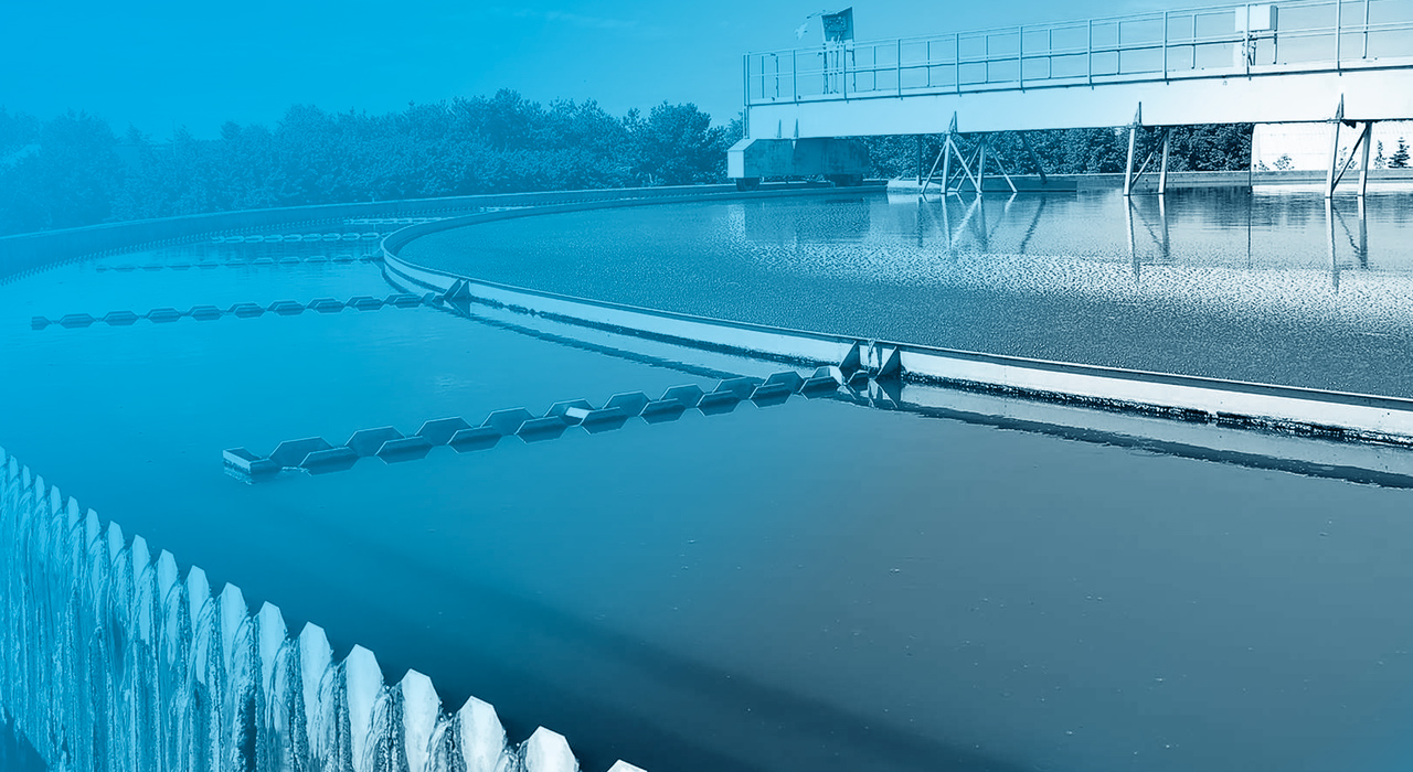 Bassin circulaire de traitement d'eau — installation industrielle.